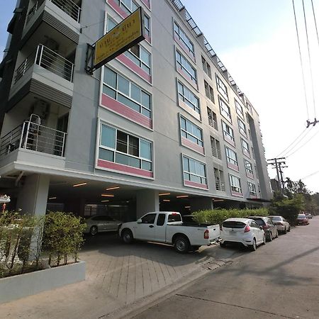 Baan Mina Aparthotel Banguecoque Exterior foto