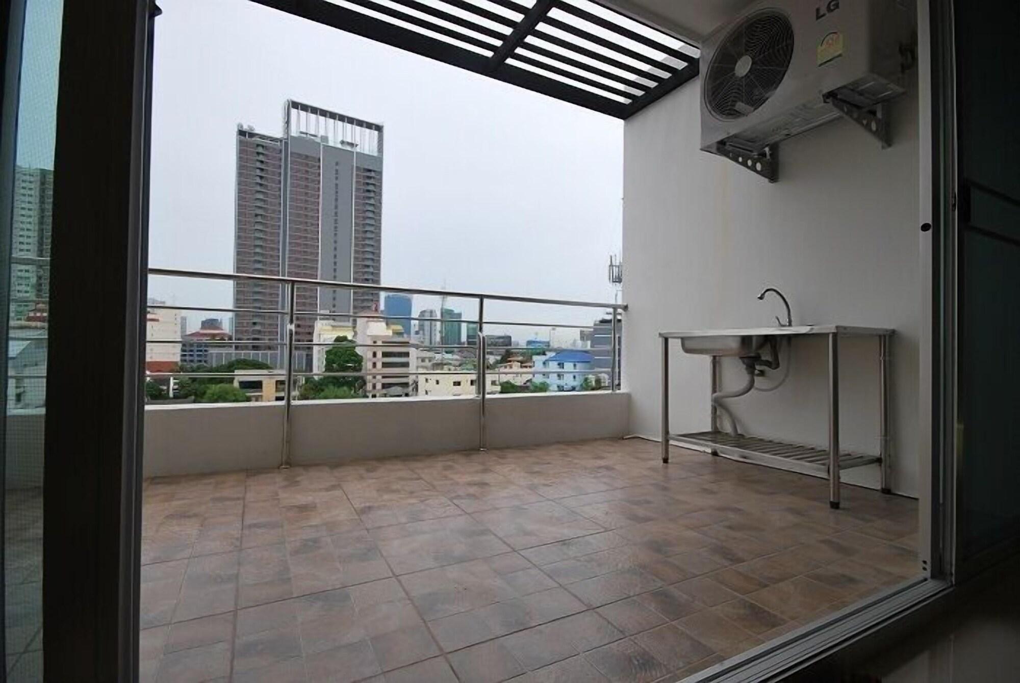 Baan Mina Aparthotel Banguecoque Exterior foto